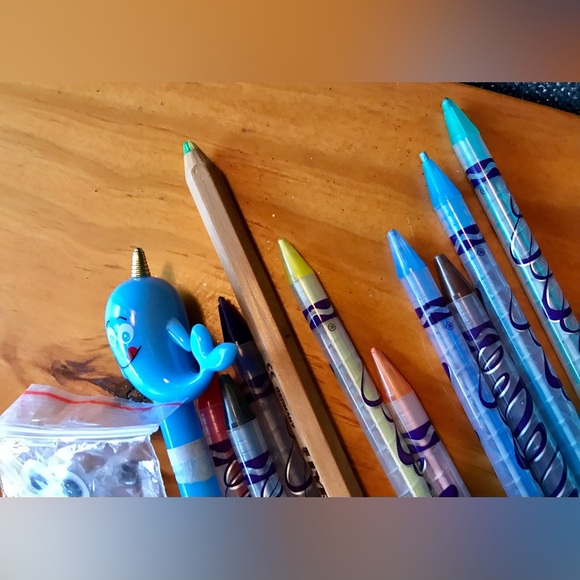 2/$10 Kids Arts Crafts CRAYOLA Twistable Crayons BK Shape Hole Puncher Erasers - Picture 5 of 10